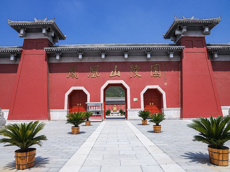 凤凰山陵园在昌平那个镇？凤凰山陵园有公交车直达吗？