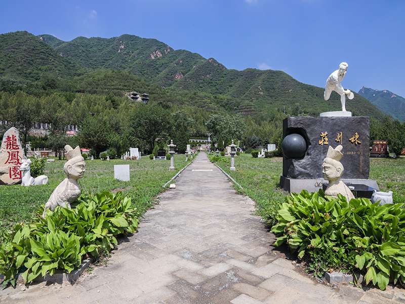 为什么说凤凰山陵园环境极佳？凤凰山陵园价格