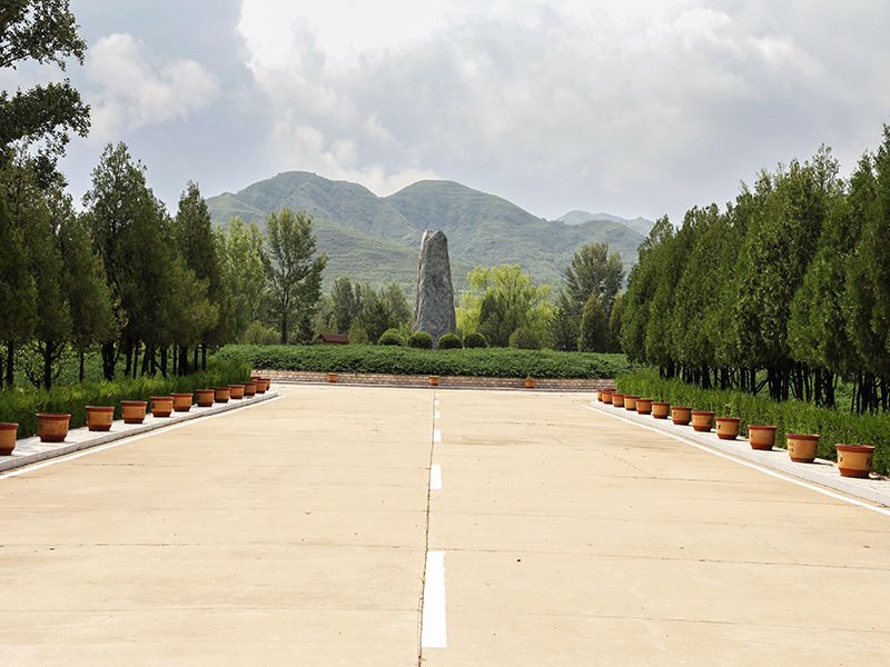 北京朝阳陵园的位置在哪里？周末可以去参观陵园吗？